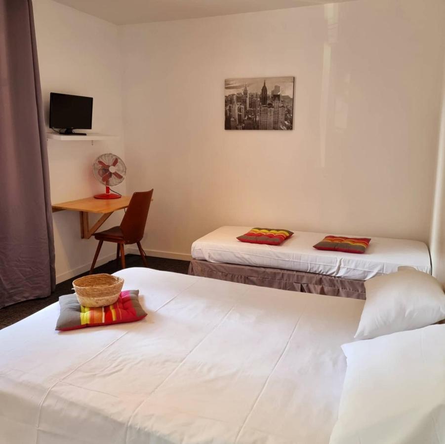 Le Terminus Hotel LʼArbresle Buitenkant foto